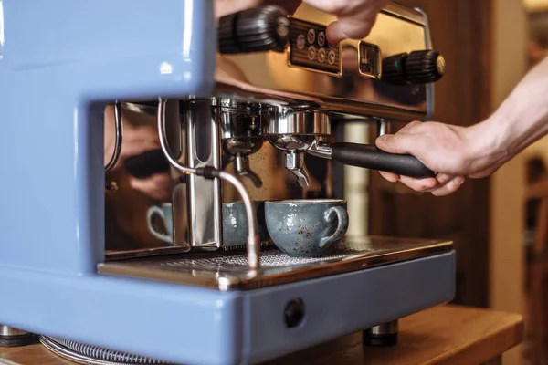 Moderne koffiezetapparaat is ontworpen voor thuis- en commerciële — Stockfoto