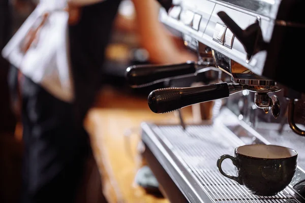 Koffie beerage voor mensen. sterke kop koffie in de ochtend wakker — Stockfoto