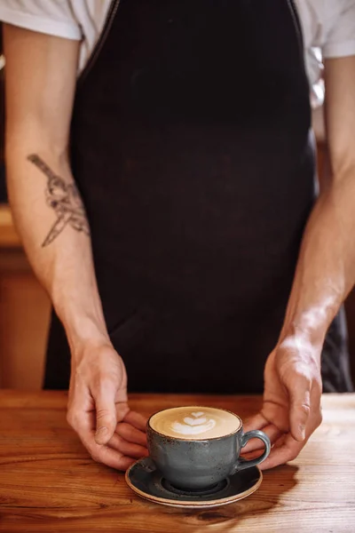 Een barista met gemaakte cappuccino — Stockfoto