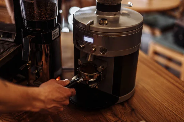 Man gaat te brouwen van vers gemalen koffie — Stockfoto