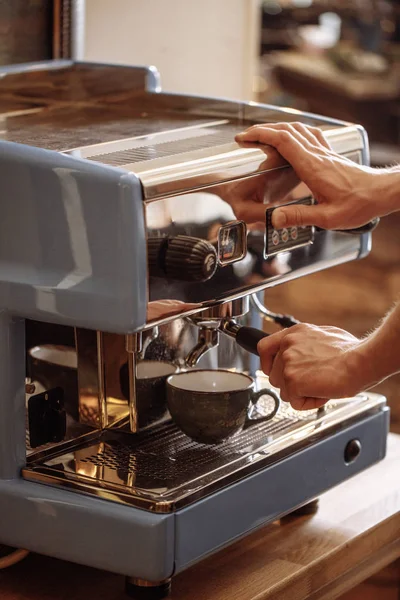 Guy is turning the blue coffeemaker on — Stock Photo, Image