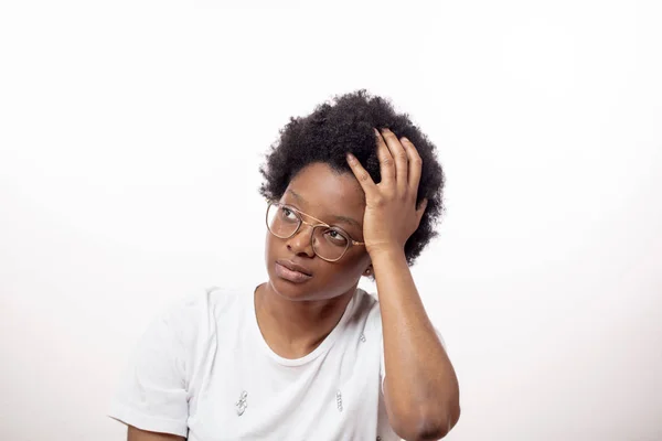 Concepto de atención médica. impresionante afrio mujer en gafas que sufren de dolor de cabeza —  Fotos de Stock