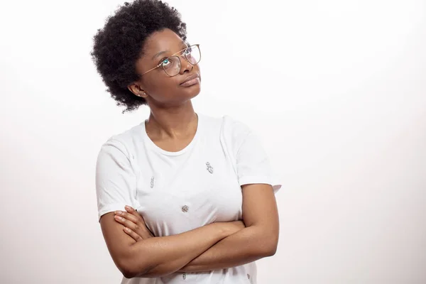 Fiatal afro nő keresi fel a keresztezett karokkal — Stock Fotó