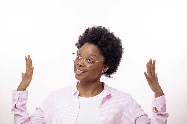 Emotionele grappige afro vrouw met peinzende blik proberen te onthouden van het woord van het beroemde gedicht — Stockfoto