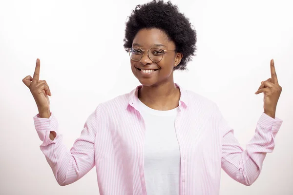 Vrolijke awesome Afrikaanse vrouw in glazen toont middelvinger — Stockfoto