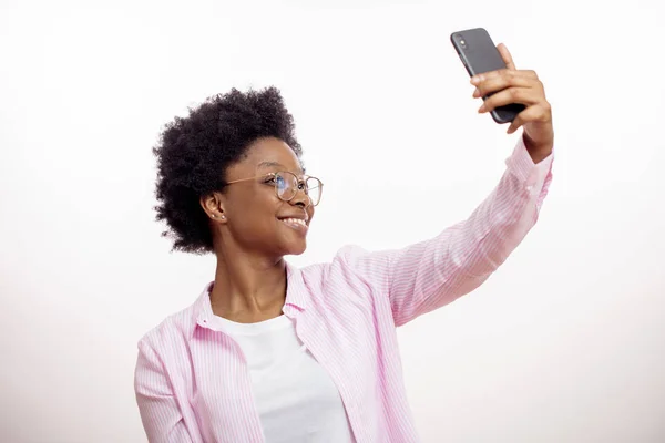 Alegre, sorrindo, linda, encantadora mulher tirar foto de si mesma — Fotografia de Stock