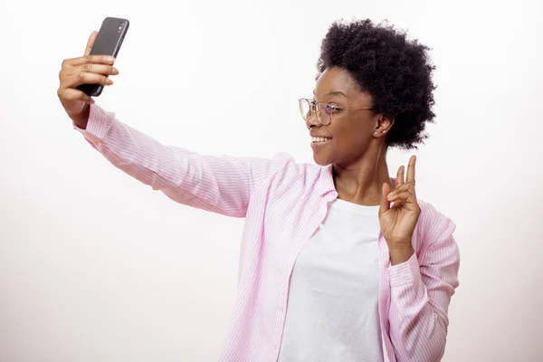 Veselá žena pózuje na její mobilní telefon — Stock fotografie