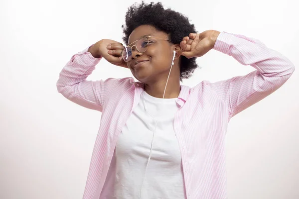 Schläfrig fröhliche schwarze Frau wacht mit Musik auf — Stockfoto