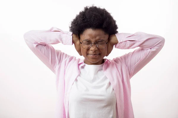 Boos gemengd ras vrouw haar oren sluiten — Stockfoto