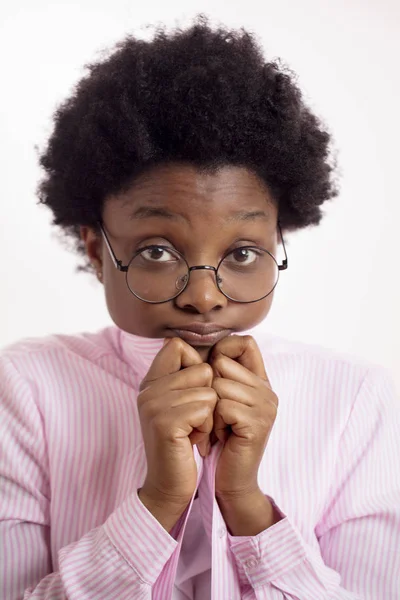 Achteloos bang afro vrouw inwikkeling in shirt met ogen vol van stress. — Stockfoto