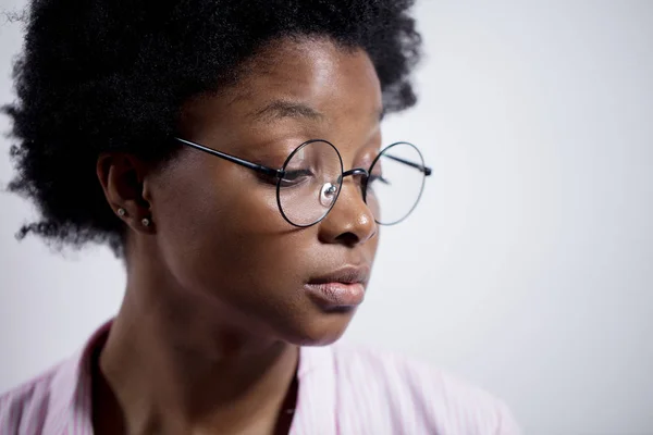 Jonge Afrikaanse vrouw voelt zich eenzaam. Close-up van kant weergave portret — Stockfoto