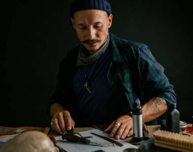 Ayakkabıcı ayakkabıyı tamir ediyor. Ayakkabıcı ayakkabı diker. Ayakkabı tamircisi..