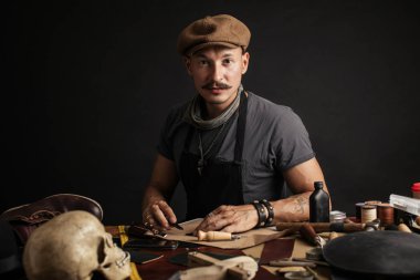 Profesyonel ayakkabıcı atölyesinde özel yapım ayakkabılar yapıyor ve onarıyor.