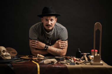 İşyerinde zanaatkar el sanatları aletleriyle poz veriyor.