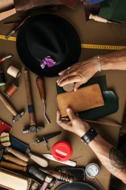 Deri yüzücü, doğal deri işiyle uğraşırken el işi aletleri kullanır..