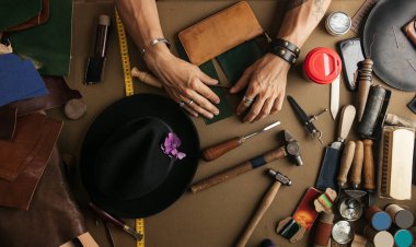 Yakın plan. Bıçakla deri ürünlerine doğranmış bir erkek el ustası. Küçük işletme