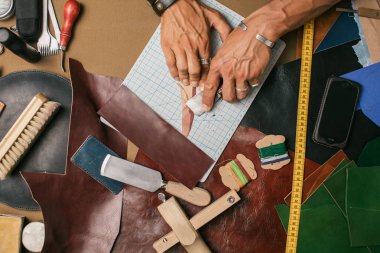 DIY araçlarıyla hakiki deri işçiliği üretimi