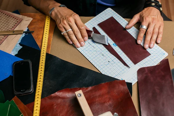 Deri yüzücü, doğal deri işiyle uğraşırken el işi aletleri kullanır..