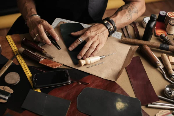 Närbild av en skomakare som arbetar med lädertextil och hammare på en verkstad — Stockfoto