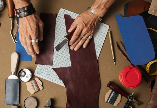 Working process of producing hand made leather wallet in the leather workshop. — Stock Photo, Image