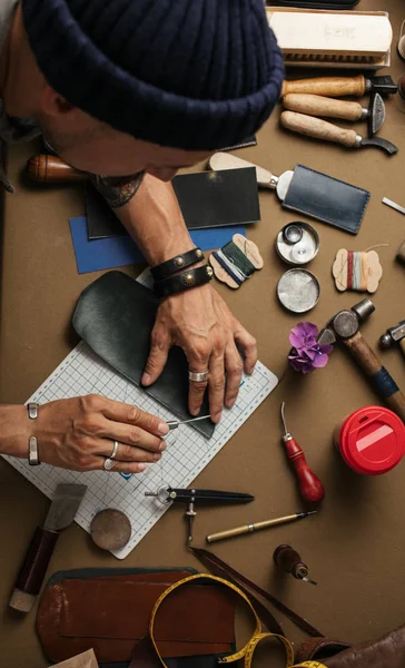 Producción artesanal de cuero genuino con herramientas de bricolaje — Foto de Stock