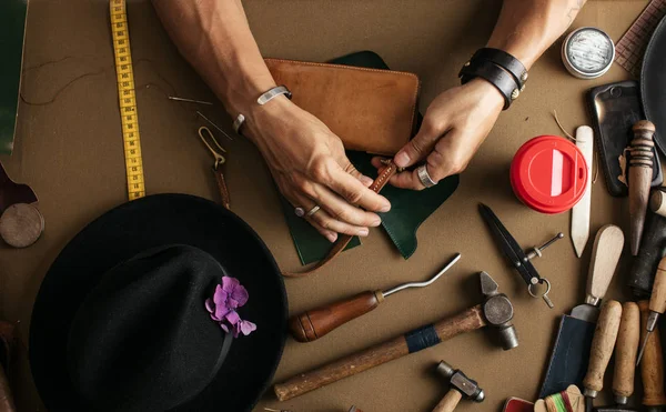 Producción artesanal de cuero genuino con herramientas de bricolaje —  Fotos de Stock