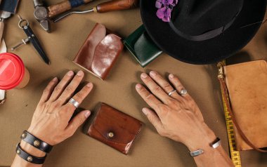 Deri eşya ustası ve el yapımı deri cüzdanlar. Atölyede çalışma akışı.