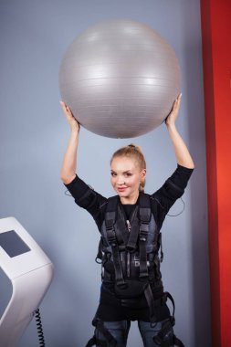 neşeli pozitif sporcumuz topu ile çalışma dışarı