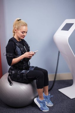 adil, uzun saçlı oldukça uygun kadın istirahat ederken cep telefonunu kullanıyor