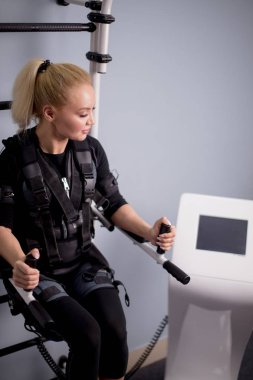 sarışın kadın Ems makine ile çalışmaları yapacak