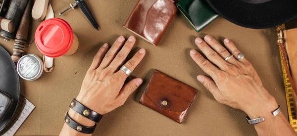 Leather goods master and handmade leather wallets. Workflow in the workshop. — Stock Photo, Image