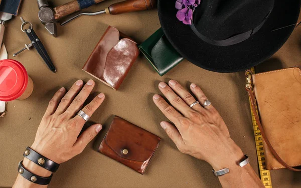 Deri eşya ustası ve el yapımı deri cüzdanlar. Atölyede çalışma akışı.