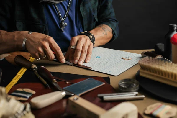 Deri eşya ustası ve el yapımı deri cüzdanlar. Atölyede çalışma akışı.