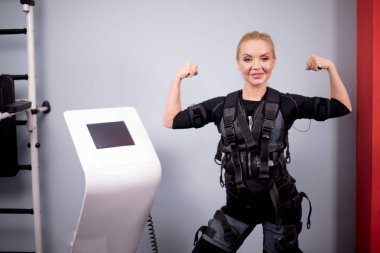 attarctive kadın vücut geliştirmeci electicel kas uyarımı içinde uygun