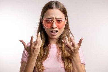 Genç güzel kadın expkain için onun bakış çalışıyor