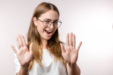 Her şeyin kontrol altında olduğunu söylediği gibi onun avuç içi gösterilen çılgın kız 