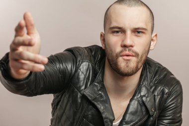 Hey, çocuklar, buraya gelin. acımasız adam güzel bir kızla ıslık