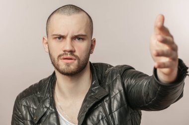 sürpriz ciddi sıkı adam bir hareketi el ile yapma