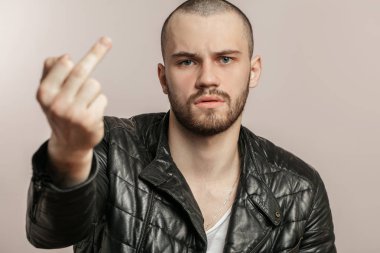 Rud hipster adam gösteren orta parmak kamera