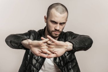 parmak esneme güçlü acımasız adam