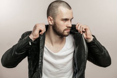 Deri ceketini alarak ciddi yakışıklı adam