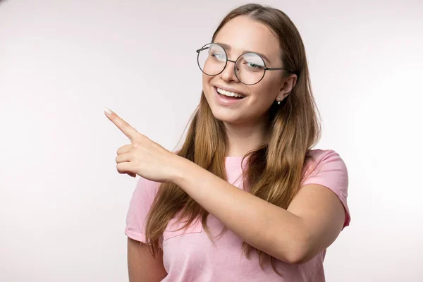 Lachen geweldig meisje tonen op kopie ruimte — Stockfoto