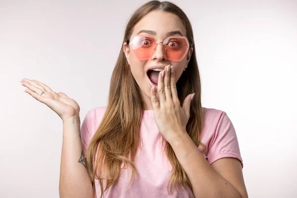 Animado incrível menina tem conhecido chocante, informações interessantes — Fotografia de Stock