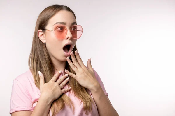 Attractive girl with bugged eyes looks surprised — Stock Photo, Image