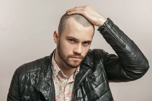 Awesome sstrong young mman wearing trendy jacket is posing to the camera — Stock Photo, Image