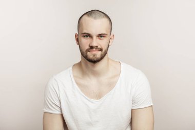 neşeli, gülümseyen, sakallı adam kayıtsızca giyinmiş