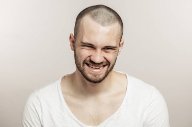 Yakın çekim portre komik bir adam çılgın surat sakallı.