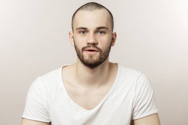 sportif adam derin bir nefes egzersiz yaptıktan sonra çizimi