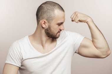 kaslı bir genç adam onun pazı gösterilen yan görünüm portre kadar kapatın