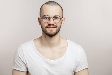 neşeli, gülümseyen, beyaz T-shirt tür inek